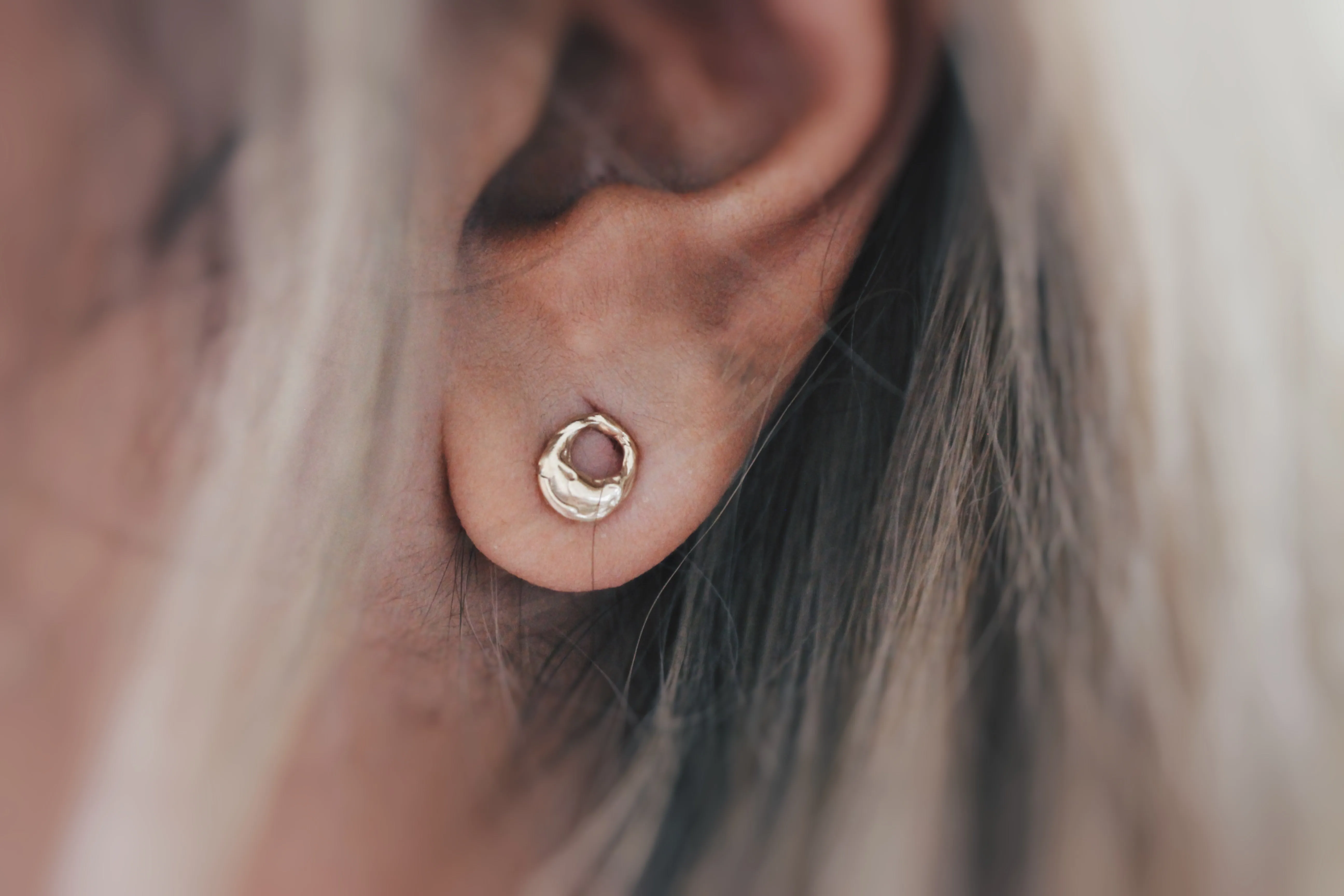Oval 14k yellow gold stud earrings with texture - The Gold Lock