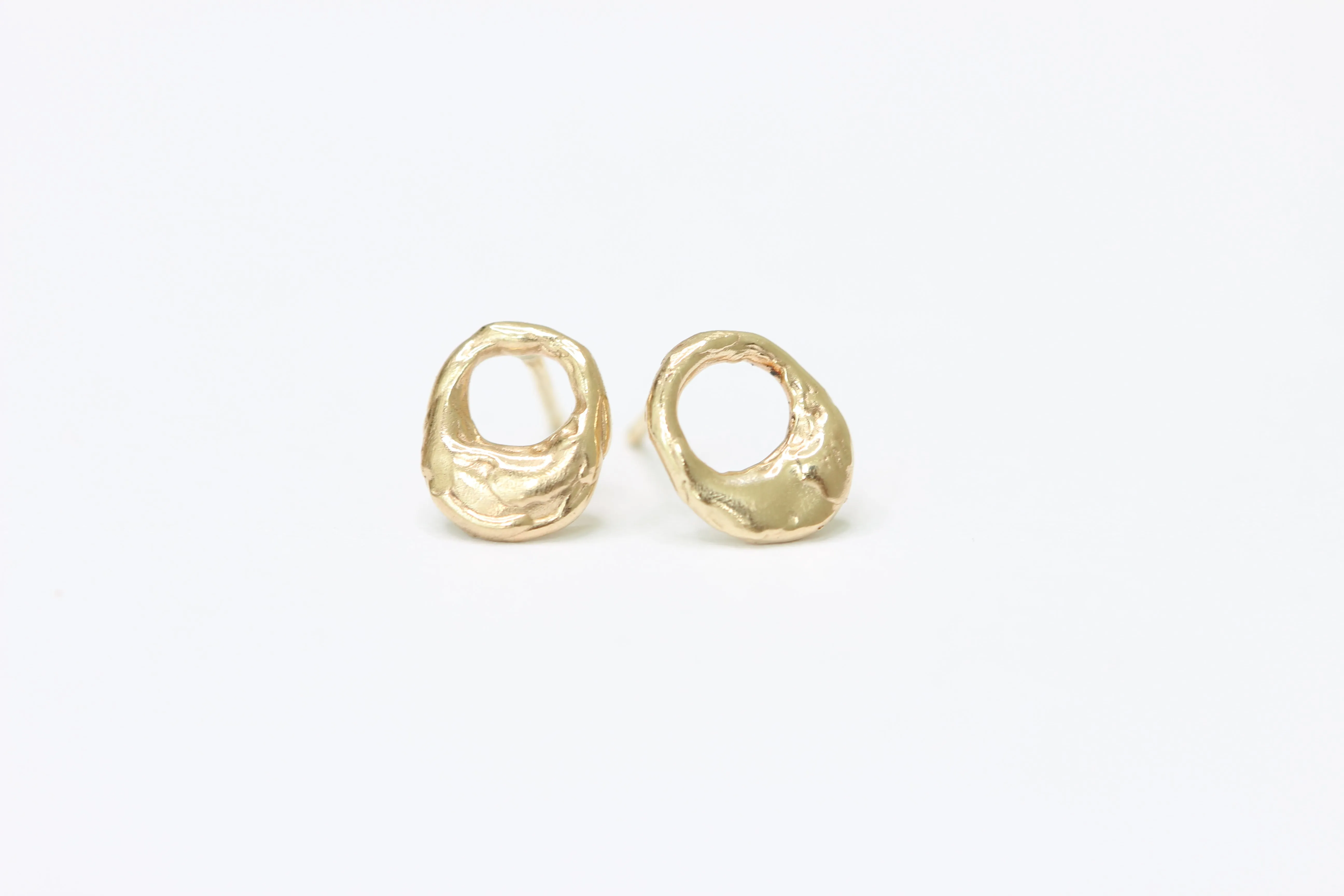 Oval 14k yellow gold stud earrings with texture - The Gold Lock