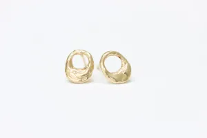 Oval 14k yellow gold stud earrings with texture - The Gold Lock