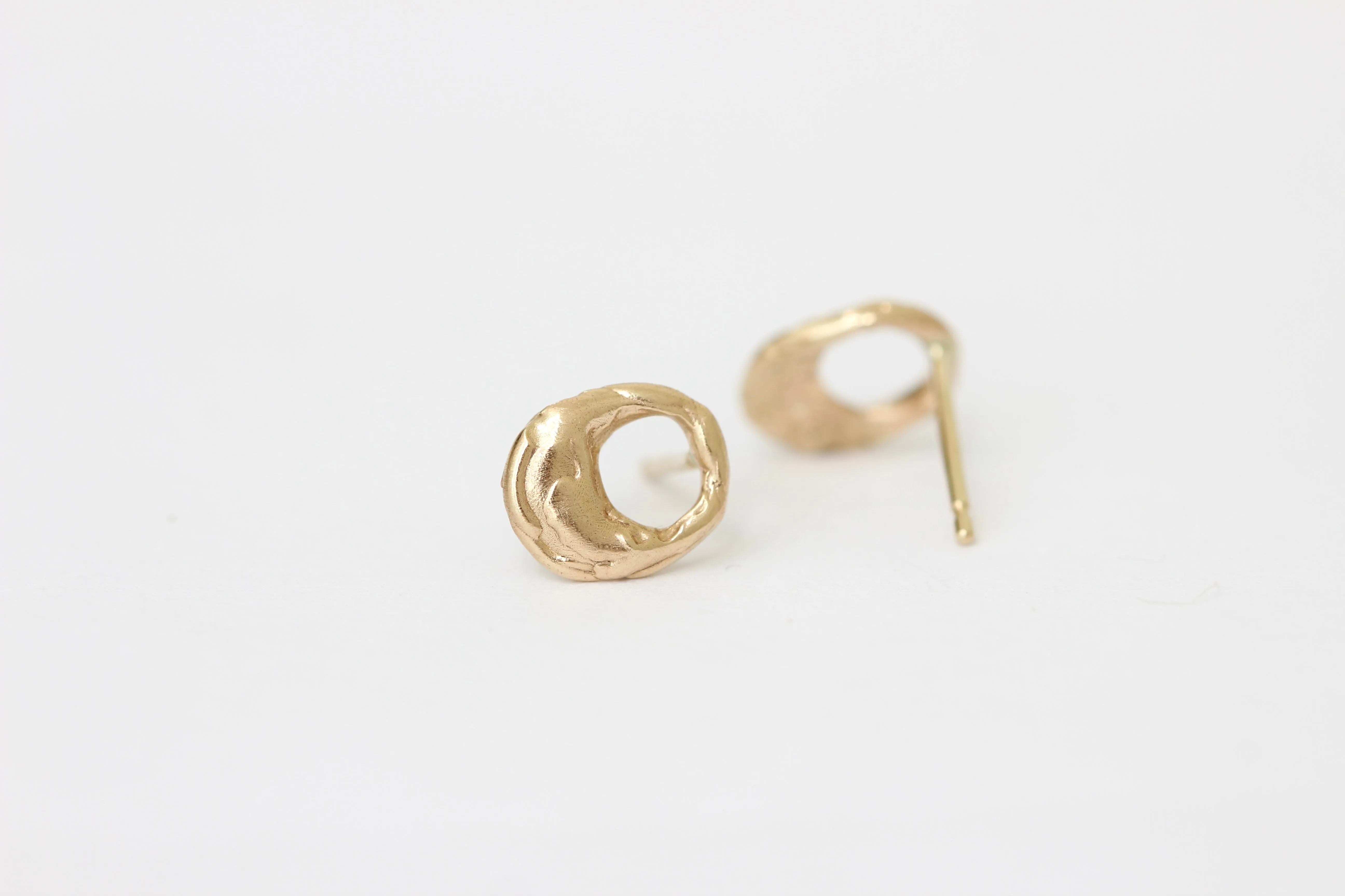 Oval 14k yellow gold stud earrings with texture - The Gold Lock