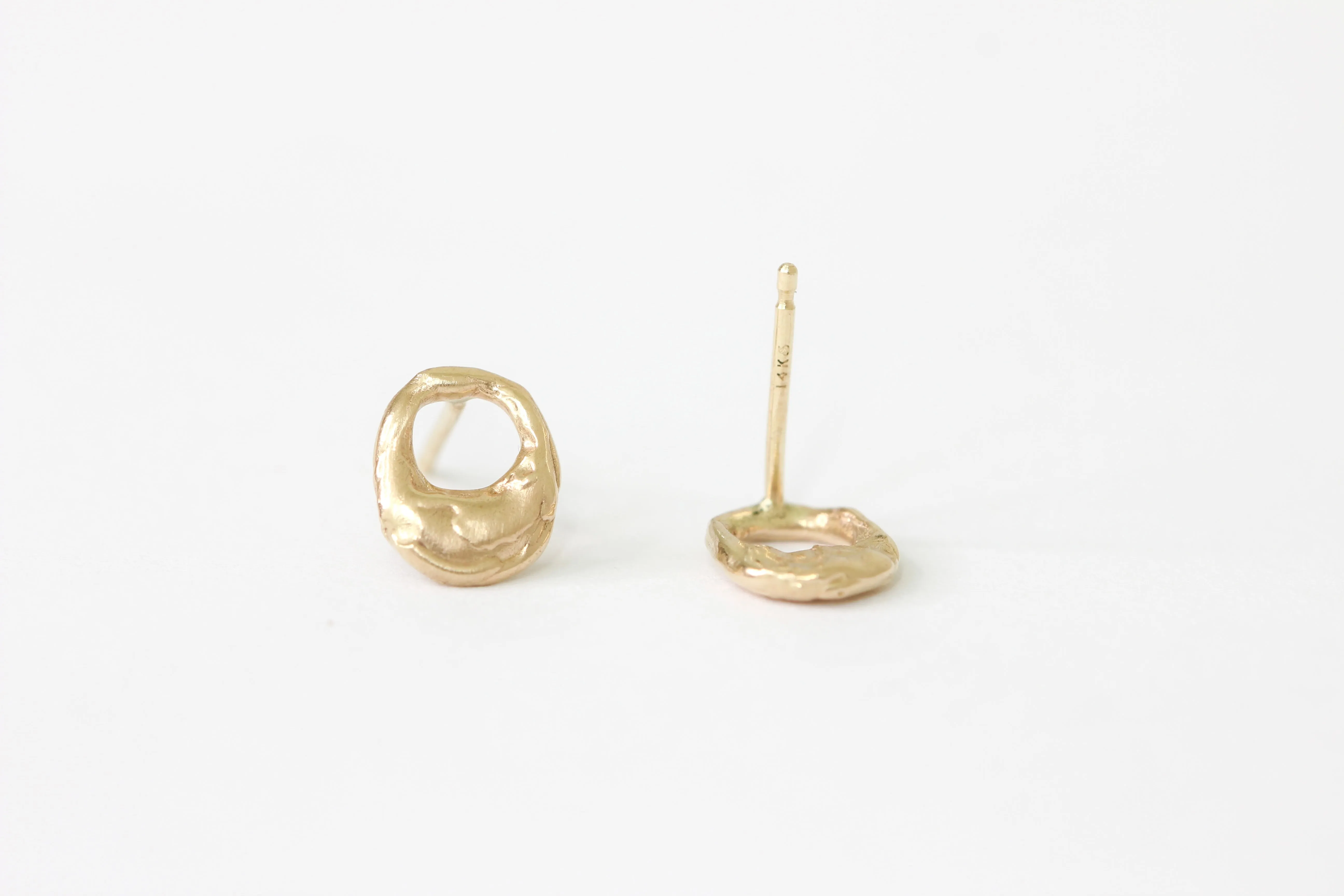 Oval 14k yellow gold stud earrings with texture - The Gold Lock