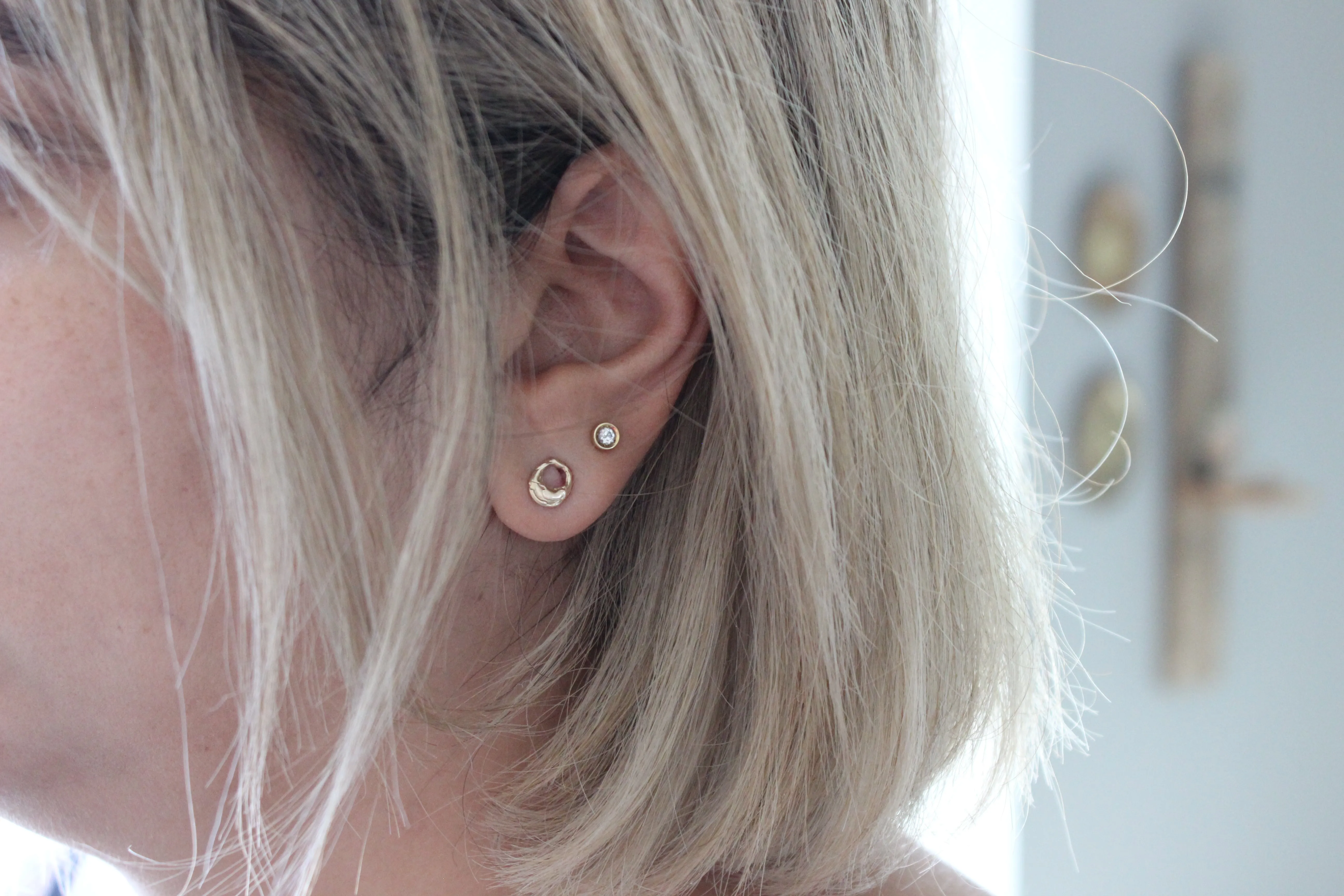 Oval 14k yellow gold stud earrings with texture - The Gold Lock