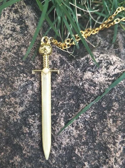 Vintage Punk Luminous Totem Crow Skull Necklace